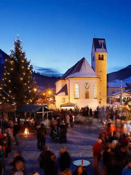 Der Pfrontener Weihnachtsmarkt bei Nacht