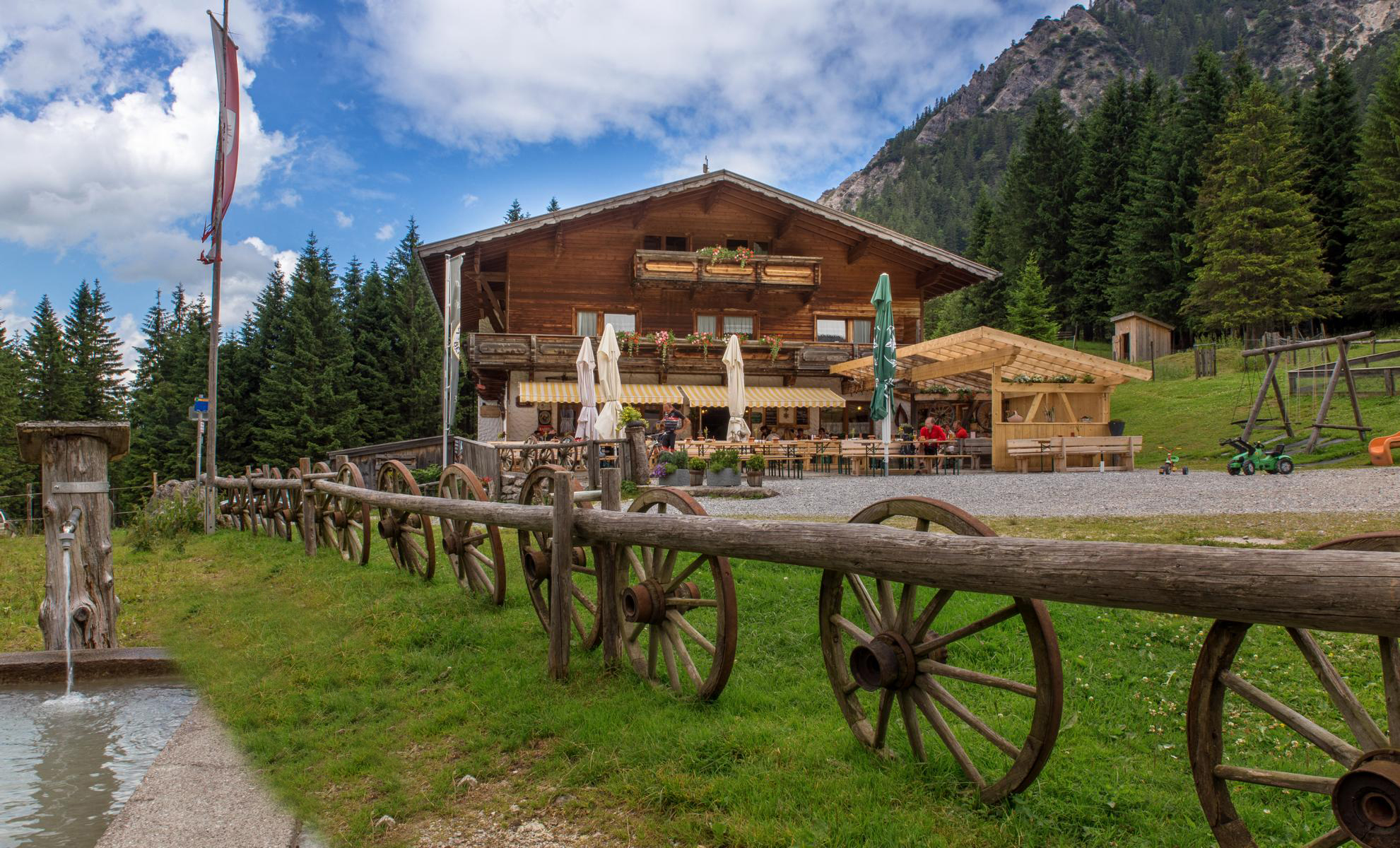 Vilser Alm am Fuße des Vilser Kegels » Berghütten & Almen